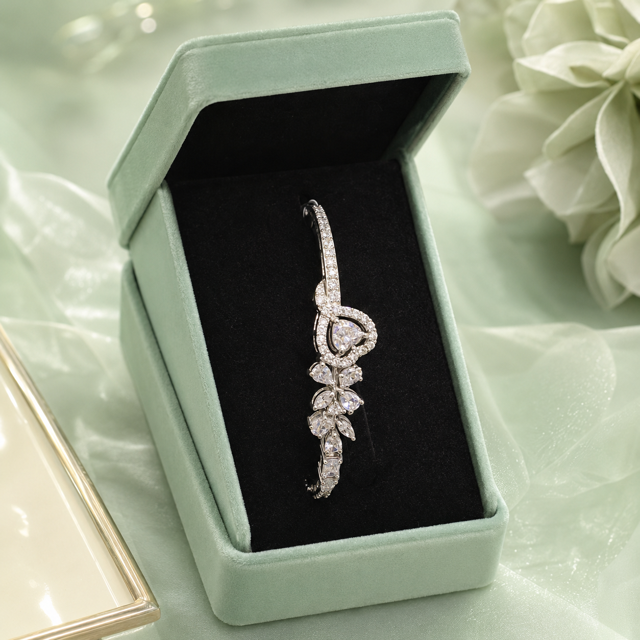Luxury Floral Heart Design 925 Sterling Silver Open Cuff Bracelet for Women SBR2506