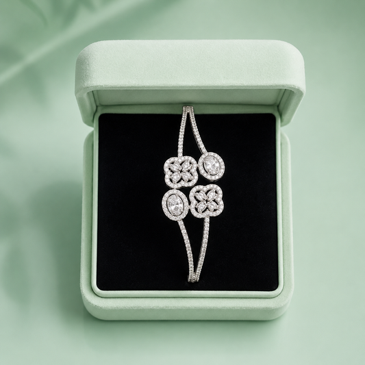 Luxury Clover Design 925 Sterling Silver Adjustable Bracelet for Women SBR2832